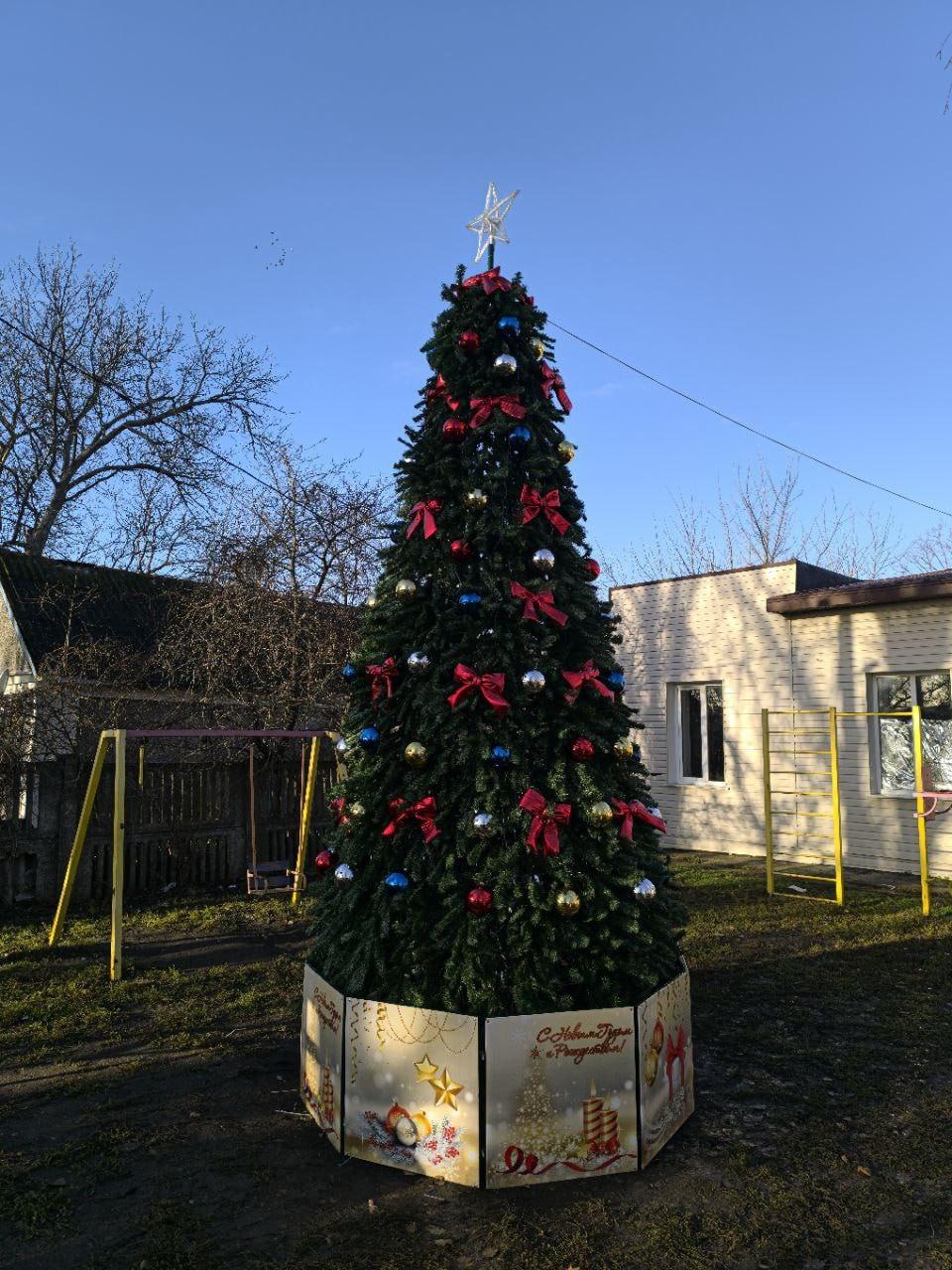 В поселках городского округа Мариуполь установили праздничные ели   Сотрудники «Зеленстроя» установили в наиболее посещаемых местах поселков Старый Крым, Сартана, Талаковка и Калиновка искусственные новогодние елки.