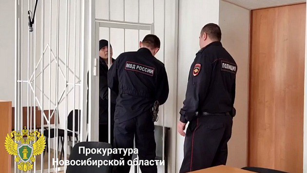 Зарезал на глазах дочери  Жителя Татарского района Новосибирской области приговорили за убийство бывшей жены и угрозу расправы над собственной дочерью.  Известно, что своей порядочностью он не отличался: часто пил, избивал жену и угрожал ей расправой.  Когда пара рассталась, он продолжал регулярно угрожать экс-супруге убийством. В августе 2024 года он пришёл к ней в дом, затеял ссору и зарезал жену на глазах девочки, шокированной кровавой резнёй, в которой папа убил маму.   После этого, держа в руке окровавленный нож, убийца пообещал дочери, что зарежет и её, если она проболтается о том, кто зарезал маму.   Жестокий отец получил 12 лет и 7 месяцев колонии строгого режима.   Вести Новосибирск