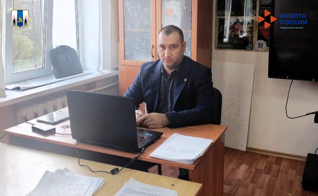 Сахалинский ветеран СВО прошёл переподготовку и теперь учит детей безопасности Вильдан Фарулин ветеран СВО педагог психолог по образованию вернулся домой и решил продолжить трудиться во благо общества С помощью специалистов Кадрового центра в Аниве он прошёл переподготовку по программе Учитель основ безопасности и защиты Родины и уже работает в школе Благодаря национальному проекту Кадры Вильдан освоил и дополнительную профессию Оператор беспилотных авиационных систем до 30 кг Сегодня он делится опытом с учениками и признается Работа очень нравится На протяжении всего обучения специалисты помогали и поддерживали Кадровые центры действительно становятся точкой опоры для ветеранов Важно чтобы после службы они могли реализовать себя и почувствовать востребованность в мирной жизни отметила замруководителя агентства по труду и занятости населения Сахалинской области Наталья Ковалева Прислать новость Подписывайся на АСТВ ру