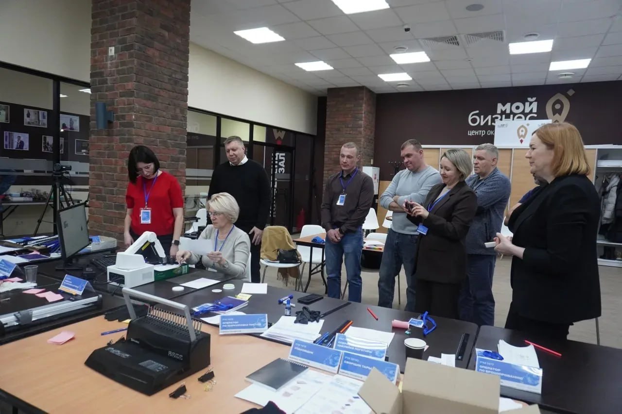 Фонд развития промышленности Тверской области ФРП по уровню капитализации вошел в Топ 10 лидеров в рейтинге региональных фондов развития промышленности По итогам 2025 года уровень его капитализации превысил 3 1 млрд рублей Это десятое место среди всех региональных ФРП и третье в ЦФО Региональный Фонд развития промышленности играет ключевую роль в развитии предприятий Верхневолжья Льготные займы Фонда продолжают оставаться одним из наиболее востребованных эффективных и хорошо зарекомендовавших себя инструментов поддержки инвестиционных проектов Тверской области За время работы Фонд предоставил предприятиям региона 127 льготных займов на 5 7 млрд рублей на внедрение импортозамещающих технологий приобретение оборудования проведение капитального строительства и реализацию других проектов Фонд продолжает продвигать современные подходы для увеличения производительности и эффективности региональных предприятий что соответствует целям президентского нацпроекта Эффективная и конкурентная экономика Так была организована первая в ЦФО бизнес практика по интеграции роботов на производстве По статистике Федерального центра компетенций благодаря предложенным решениям по роботизации предприятия могут увеличивать выработку до 40 улучшить качество продукции и сократить затраты нацпроекты69 Подробнее по ссылке Подписаться на Тверская область Официально в МАХ