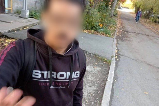 # Студента из Йемена, который приставал к девушкам в Екатеринбурге, приговорили к 6 годам колонии строгого режима. Информацию подтвердили .RU в пресс-службе Областного суда. По версии следствия, Каид Рами Салех Яхья подкрадывался к жертвам на улице и хватал их за разные части тела, в том числе половые органы. Одной из потерпевших стала молодая женщина, которая в момент нападения шла с маленьким сыном. Всего пострадали шесть человек, в том числе четыре несовершеннолетние девочки. Новости из Екатеринбурга