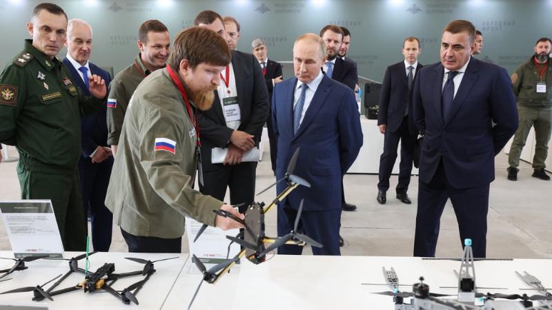 Второй год гражданский госзаказ на БПЛА не получает ожидаемого финансирования В гражданский госзаказ ГГЗ на беспилотники в 2025 году не выделены средства на предоставление услуг для заказчиков, следует из плана поставок есть у «Ъ» . Им предусмотрена только закупка техники на 1 млрд руб. Возможность переориентации ГГЗ с поставок техники на приобретение услуг с использованием дронов рассматривалась с 2024 года.