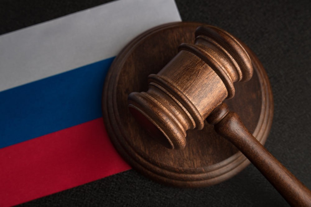 Землю — обратно: мэрии Южно-Сахалинска вернут участок за 34 млн рублей Арбитражный суд Сахалинской области удовлетворил иск прокуратуры и обязал коммерческую организацию вернуть мэрии Южно-Сахалинска земельный участок площадью 27,2 тысячи кв. м. Как выяснилось, при заключении сделки в 2022 году были нарушены требования земельного законодательства — участок обменяли без нужных решений и по неверно оценённой цене. Стоимость земли — более 34 млн рублей. Теперь участок снова в муниципальной собственности. Над исполнением решения следит прокуратура. Источник: Прокуратура Сахалинской области / Telegram #Местное Прислать новость Буст