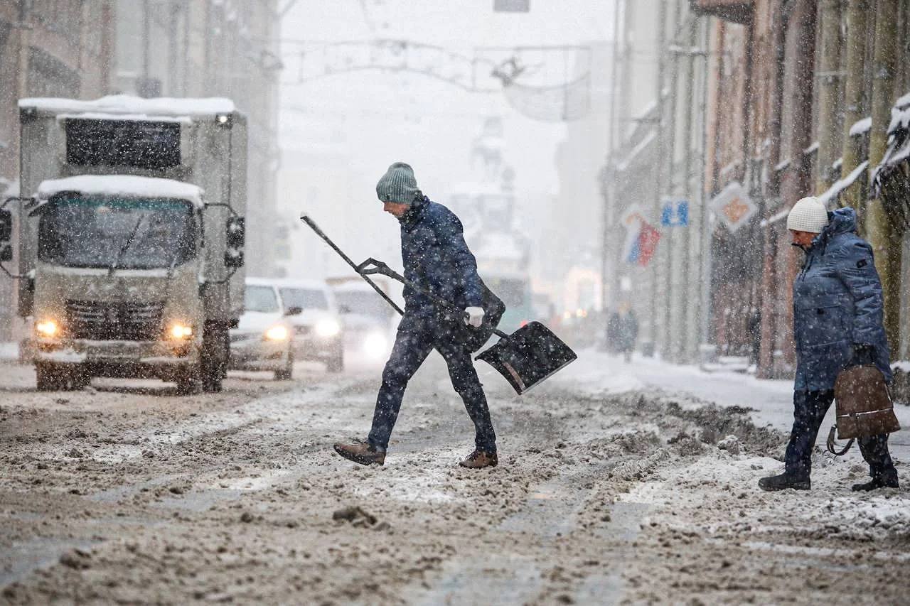 Студентам в Петербурге предложили помочь дворникам с уборкой снега. Заработать на уборке можно 250 рублей в час, минимальный срок — четыре часа работы. Инвентарь, перчатки и жилетки студентам выдают на месте.  По словам директора ГБУ «Центральное управление региональных дорог и благоустройства» Егора Пащенко, первые 20 студентов вышли на расчистку тротуаров 15 декабря.