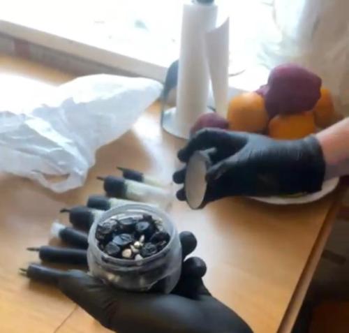  Во Владивостоке в суд направлено уголовное дело по факту попытки сбыта крупной партии наркотического средства В дежурную часть Владивостокского ЛУ МВД России на транспорте поступила оперативная информация о том, что один из местных жителей может быть причастен к незаконному обороту наркотических средств на территории городского округа. В ходе проведения оперативно-розыскных мероприятий информация подтвердилась. Сотрудниками отдела по контролю за оборотом наркотиков был задержан ранее судимый 50-летний приморец. Установлено, что обвиняемый действовал в составе организованной группы, получал поставки запрещенных веществ от своего сообщника и в дальнейшем осуществлял их фасовку и сбыт, в том числе работникам морского порта. При очередной попытке сбыта наркотического средства фигурант был задержан сотрудниками транспортной полиции, а из его автомобиля изъято 29 свертков с гашишным маслом, массой 20 граммов. В ходе обыска по месту жительства фигуранта стражами правопорядка из незаконного оборота также было изъято свыше полукилограмма наркотика, расфасованного в 80 свертков. Дальневосточная полиция - подписаться