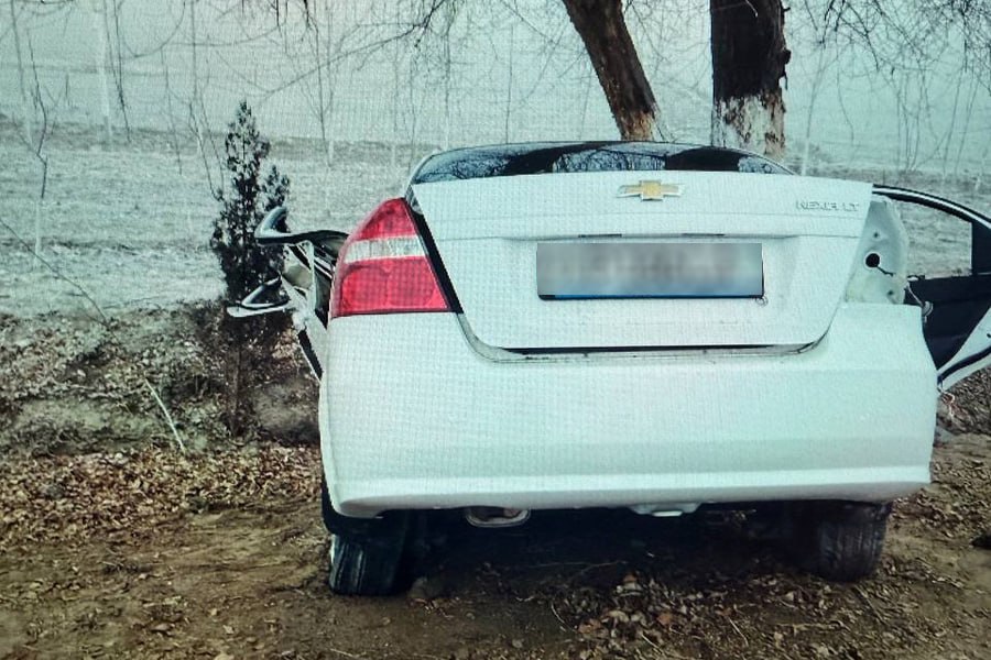 В Хорезмской области водитель Nexia столкнулся с движущимся в том же направлении Lacetti после чего съехал с проезжей части и врезался в дерево он погиб на месте в автомобиле также находился его отец который получил травмы и был госпитализирован Kun