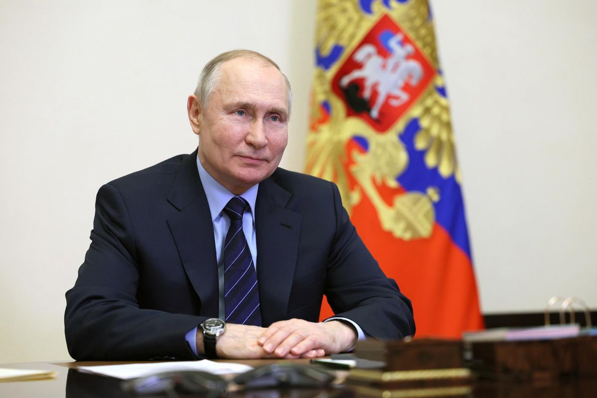 Яркие высказывания Владимира Путина из документального фильма Саиды Медведевой и Павла Зарубина «Россия. Кремль. Путин. 25 лет», показанного на телеканале «Россия». "В основе западной культуры, в католической, протестантской культуре, на первое место всегда ставится материальное благополучие. Да, там тоже, конечно, духовные вещи существуют. Но все-таки мерилом является материальный успех. Отсюда и постоянное желание у западного сообщества что- то "откусить" от России, как-то ее себе подчинить, сделать ее более послушной". "Этот цивилизованный мир решил, что Россия ослабла, историческая Россия под названием Советский Союз развалилась и нужно добить оставшиеся части. Самая большая из них РФ, и ее тоже нужно разделить на 4-5 частей. На мне лежала ответственность за будущее страны, я конечно, начал работать на то, чтобы этого никогда не произошло". "Мы вынуждены были просто в 2014 году принять решение о поддержке крымчан и севастопольцев. Потому что другой способ поведения означал бы отдать их на растерзание". "Как выяснилось, нас просто надули. Взяли просто паузу под предлогом необходимости соблюдения Минских соглашений для того, чтобы перевооружить Украину и подготовить к войне с Россией". "Петр I не хотел, чтобы мы только копировали все, что есть лучшее. Как я понимаю, мы должны были брать лучшее, а потом на собственной базе двигаться вперед, чтобы сделать еще лучше". "Для того, чтобы страна была стабильной, для того, чтобы были условия, которые обеспечили бы ее развитие, безопасность, нужно одно очень важное условие - доверие людей к высшим должностным лицам страны". "И на Западе признают, и сейчас в США об этом говорят, они же прямо говорят: мы находимся в состоянии экзистенциальной войны с Россией". О примирении с Украиной: "Мне кажется, что это неизбежно, несмотря на всю трагедию, которую мы переживаем сейчас. Это вопрос времени".