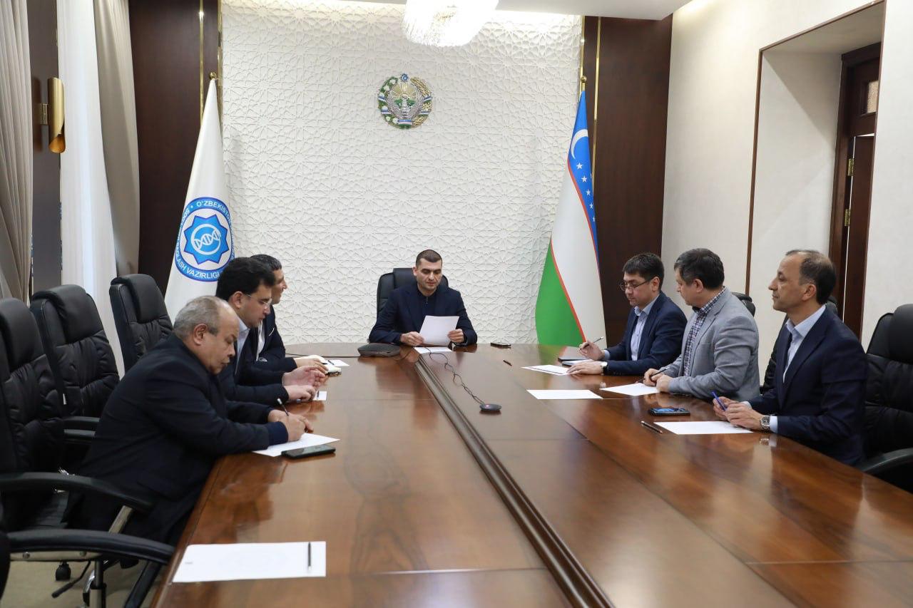 В Министерстве здравоохранения проходит заседание постоянно действующей Рабочей группы по внедрению системы Электронный рецепт Рабочая группа анализирует обращения граждан и медицинских работников а также работу системы в первые дни её запуска включая нагрузку на поликлиники порядок отпуска лекарственных средств и стабильность функционирования цифровых сервисов Все поступающие предложения и замечания оперативно и всесторонне рассматриваются В ближайшее время по итогам заседания будут опубликованы предварительные ответы Министерства здравоохранения на наиболее важные вопросы представителей общественности касающиеся системы Электронный рецепт Остерегайтесь фейков Это единственный официальный канал NovostiUZ Подпишитесь чтобы получать достоверные новости и актуальные курсы валют Вы с Telegram Premium Поддержите нас одним нажатием Ссылка на пост telegram me NovostiUZ 59704