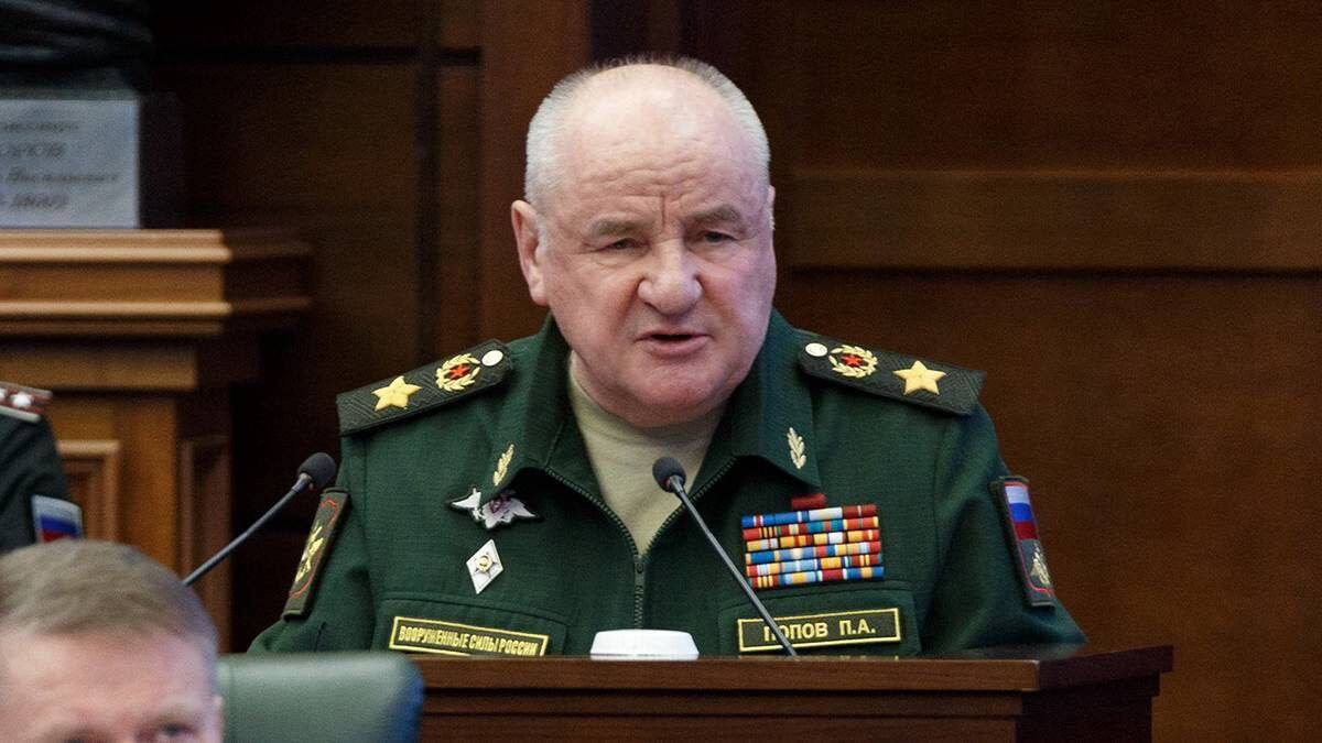 СКР завершил расследование дела замминистра обороны Павла Попова. Экс-замглавы МО РФ Попову предъявили окончательное обвинение по пяти статьям УК РФ — в двух эпизодах получения взятки, в трех эпизодах превышения должностных полномочий, незаконном обороте оружия и служебном подлоге.