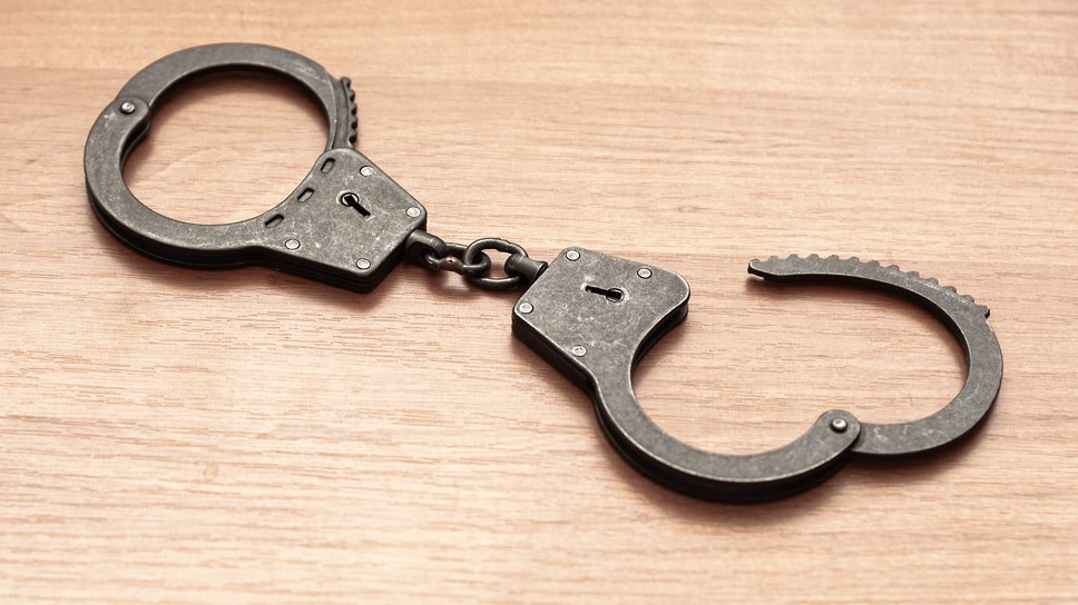 Суд в Ростове Великом арестовал 39-летнего водителя мопеда, подозреваемого в смертельном ДТП с оставлением места происшествия. Авария произошла 20 июля в поселке Ишня, где мужчина сбил семью с коляской и скрылся. Погиб пятимесячный ребенок. Подозреваемый ранее судим. Суд отказал в домашнем аресте и заключил его под стражу на два месяца. Уголовное дело ведет региональное управление Следственного комитета. Фото: Олег Харсеев/Коммерсантъ Еще больше новостей — в Telegram-канале «Ъ-Ярославль»