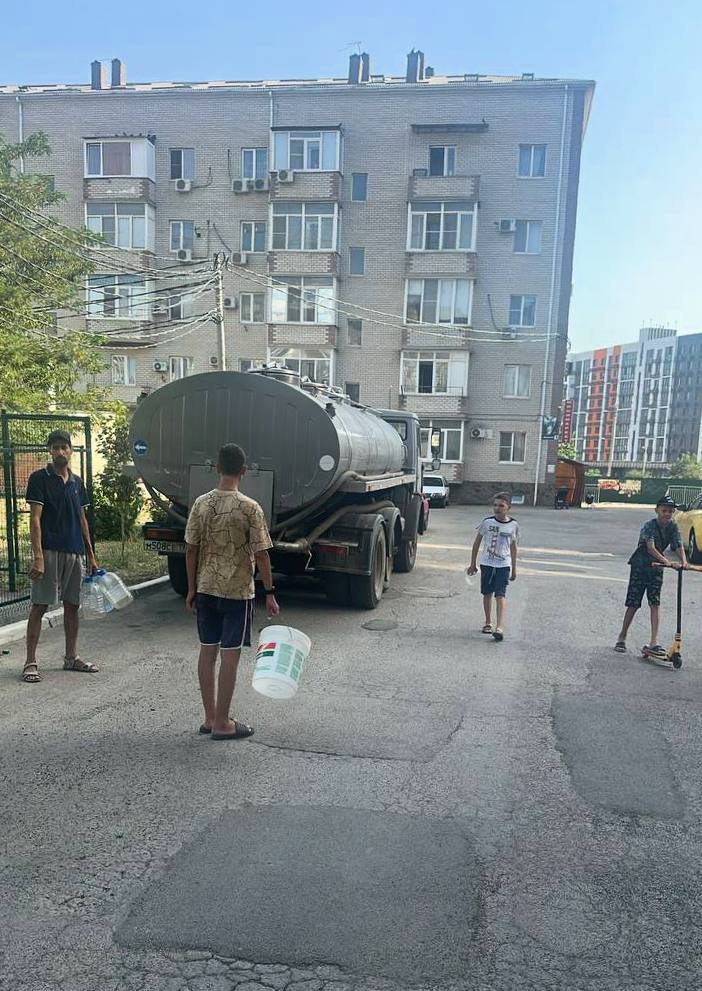 О ситуации с водоснабжением в домах на улице Крылатская По информации управления по жилищным вопросам, в связи с проблемами на сетях организован подвоз технической воды. Вчера был организован подвоз воды, и сегодня он также будет на Крылатской, 7 примерно в 10:30. О точках подвоза воды будет сообщено в общедомовых чатах. 