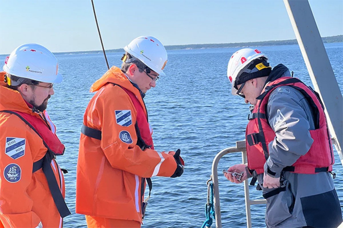 Специалисты Роснефти с учеными подвели итоги экологического проекта в Белом море Исследования которые сотрудники Арктического научного центра Роснефти и ученые ряда отечественных научных институтов проводили на научных судах Картеш и Профессор Зенкевич длились в течение 2 полевых сезонов с 2023 года Как отмечает пресс служба компании участники проекта повторили маршрут экспедиций 1922 1926 годов известного советского гидробиолога Константина Дерюгина который подробно описал флору и фауну Белого моря Его методики были использованы исследователями для анализа вековых изменений в морских экосистемах региона Также были применены современные технологии с помощью которых в том числе была осуществлена оценка влияния естественных природных и антропогенного факторов на экологию Арктики Ученые подчеркивают что эта информация необходима для долгосрочного планирования устойчивого развития российского севера Согласно предварительным данным полученным в ходе экспедиции экосистема Белого моря остается стабильной что позволяет рассматривать регион как точку отсчета для сравнения с другими арктическими территориями Однако исследования показали недостаточную изученность фауны арктических морей до 30 видов сохраняют неопределенный таксономический статус и еще предстоит большая работа по ревизии фауны арктических морей Некоторые новые для науки виды были описаны специалистами впервые наука Neftegaz Territory в MAX