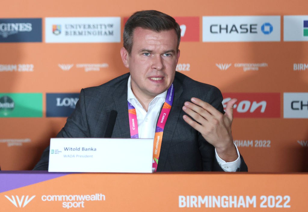 ARD WADA пытается найти источник утечки в скандале с китайскими пловцами WADA ведет операцию Прокол с целью разоблачить информаторов передавших СМИ информацию о массовых положительных допинг пробах в сборной Китая по плаванию сообщил телеканал ARD Авторы материала среди которых Хайо Зеппельт и Ник Батлер указывают что о проводимой операции им стало известно из внутренних документов WADA а также от представителей независимого органа по борьбе с негативными явлениями в легкой атлетике AIU В ARD указали что информаторов по допинг делам наоборот надо защищать Перед Олимпиадой в Токио Китайское антидопинговое агентство CHINADA не стало наказывать спортсменов за триметазидин сославшись на случайное попадание препарата в их организмы В итоге на Олимпиаду поехали 12 пловцов пойманных на триметазидине они выиграли более 10 медалей в том числе три золота О положительных пробах спортсменов стало известно за несколько месяцев до Олимпиады Getty Images Подписаться на РБК Спорт