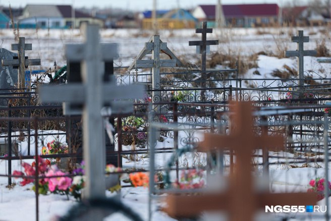 Два омича похитили 19 летнего парня и увезли его на кладбище Против них возбудили уголовное дело Им грозит до 12 лет лишения свободы Об этом рассказали в региональном следственном комитете По версии следствия преступление произошло 16 января Подозреваемые встретили пострадавшего на улице затолкали в багажник машины и вывезли на кладбище Они угрожали парню и требовали чтобы тот каждый месяц частями выплачивал им 250 тысяч рублей Когда похитители получили часть суммы пострадавшего отпустили Он обратился в полицию В настоящее время подозреваемые задержаны Следствием направлено в суд ходатайство о заключении подозреваемых под стражу Проводятся следственные действия направленные на установление всех обстоятельств совершенного преступления за которое предусмотрено наказание от 5 до 12 лет лишения свободы Будьте в курсе даже офлайн NGS55 в MAX