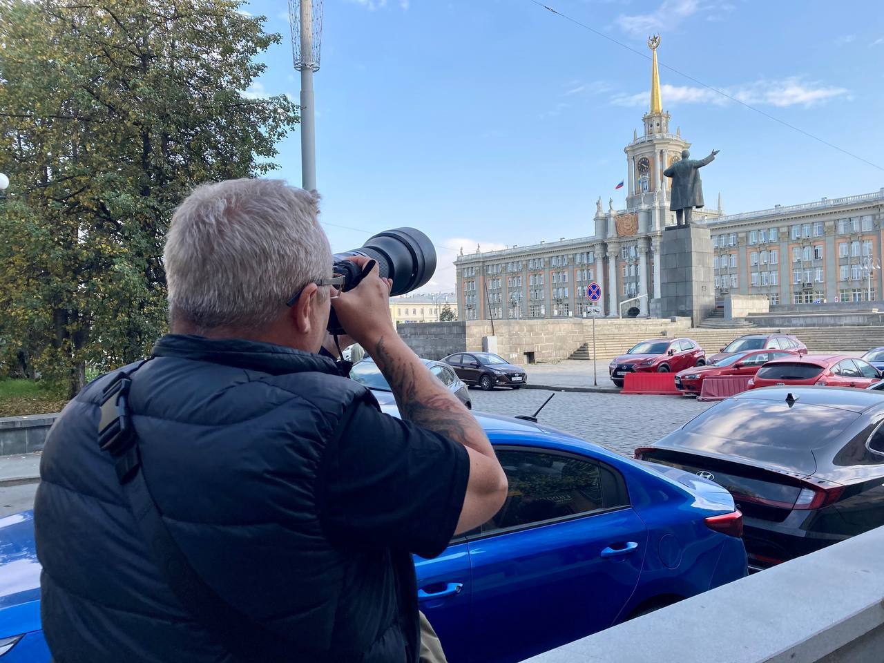 В Екатеринбурге появится «Улица Бориса Рыжего».  Фотовыставка в пешеходной зоне улицы Вайнера продолжит череду событий Литературного квартала, подготовленных к 50-летию со дня рождения поэта. В проект войдут 34 фото с изображением уголков Екатеринбурга, которые упоминаются в стихах Бориса Рыжего. Сейчас городские локации снимает фотограф Александр Еж Осипов. В кадр попадут уголки Вторчермета, Горный университет, Парк Маяковского, железнодорожный вокзал.   Фотограф Александр Еж Осипов: «Можно было сделать все в одном стиле, например черно-белые фото, но мне показалось это скучным, и я решил применить максимум всех фотографических фишек. Где-то используется специальный объектив, ночная съемка, где-то я хочу подняться дроном, снимать через дождь. Чтобы это были не просто кадры места, а какие-то неожиданные моменты, на которые интересно смотреть».  Результат увидим в декабре на улице Вайнера.  Культура Урала