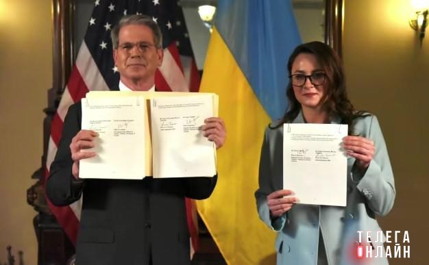 То ли зрада, то ли перемога На Украине не могут понять, что вчера их власти подписали с США — то ли один рамочный договор, то ли сразу три документа, включающие подробные условия сделки. При этом официально огласили содержание только одной бумаги и ратифицировать в Раде планируют только ее. Действительно, зачем гражданам вдаваться в детали, что именно их власти отдают американцам?!