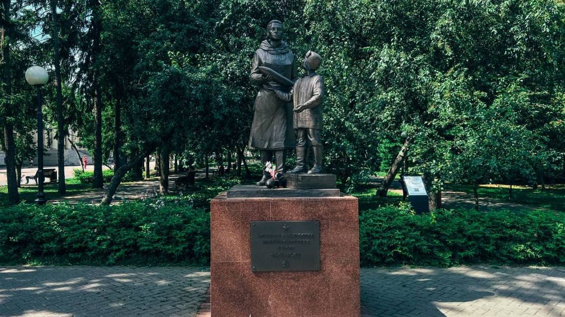 В августе в обращение выйдет новая почтовая марка, посвященная трудовому подвигу жителей Томска в годы Великой Отечественной войны. На марке будет запечатлен памятник «Женщине и подростку, ковавшим Победу в тылу», ставший символом несгибаемого духа томских тружеников. Мэр города Дмитрий Махиня рассказал, что специальное издание дополнится выпуском конвертов первого дня и уникальным художественным штемпелем для специального гашения. Градоначальник уверен, что марка займет достойное место в коллекциях филателистов.