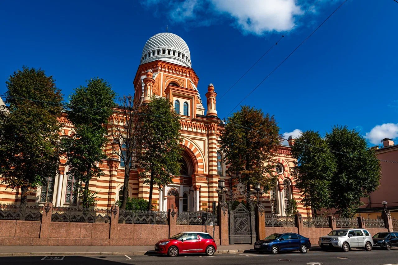 Здание Большой хоральной синагоги начали реставрировать в Петербурге по программе КГИОП. Обновление завершат в 2027 году. Проект предусматривает обновление купола, восстановление и ремонт кровли. Кроме того, специалисты приведут в порядок гранитный и известняковый цоколь, крыльцо, лепной декор и колонны входного портала. Фото: СПб ГБУ «ГТИБ»