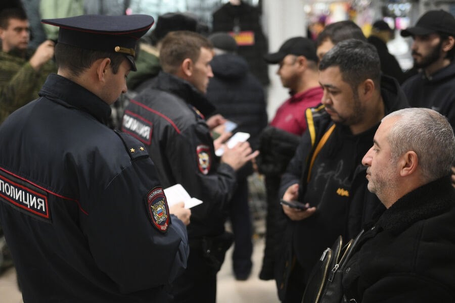 В России полиция с сегодняшнего дня получила право самостоятельно принимать решение о выдворении мигрантов за административные нарушения  Закон был принят в августе 2024 и вступили в силу 5 февраля. До этого право выдворять иностранцев было только у суда и погранслужбы  при въезде .