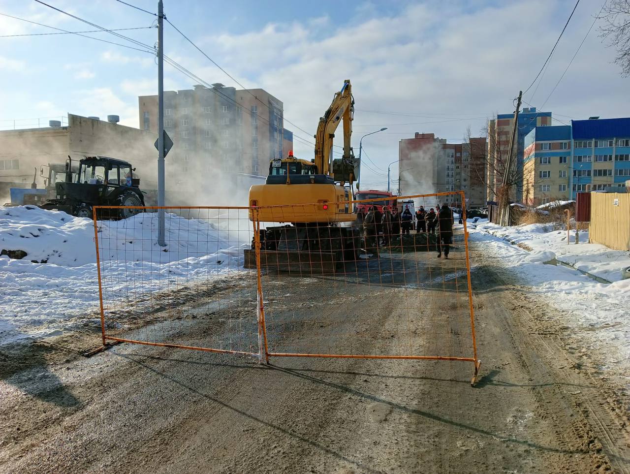 Десятки домов остались без отопления на улице Горной в Южно-Сахалинске  «Из-за повреждения сетей от отопления и горячего водоснабжения отключены порядка 50 жилых домов в этом районе. Для устранения порыва мобилизованы все аварийные бригады СКК и спасательного отряда Южно-Сахалинска», — написал мэр Южно-Сахалинска Сергей Надсадин в своем Telegram-канале.  Глава города держит ход работ на личном контроле.  На время аварийно-восстановительных работ перекрыли движение в районе дома № 52 по улице Горной.  Водителей просят учитывать эту информацию при планировании маршрутов.    Прислать новость    -Сахалин