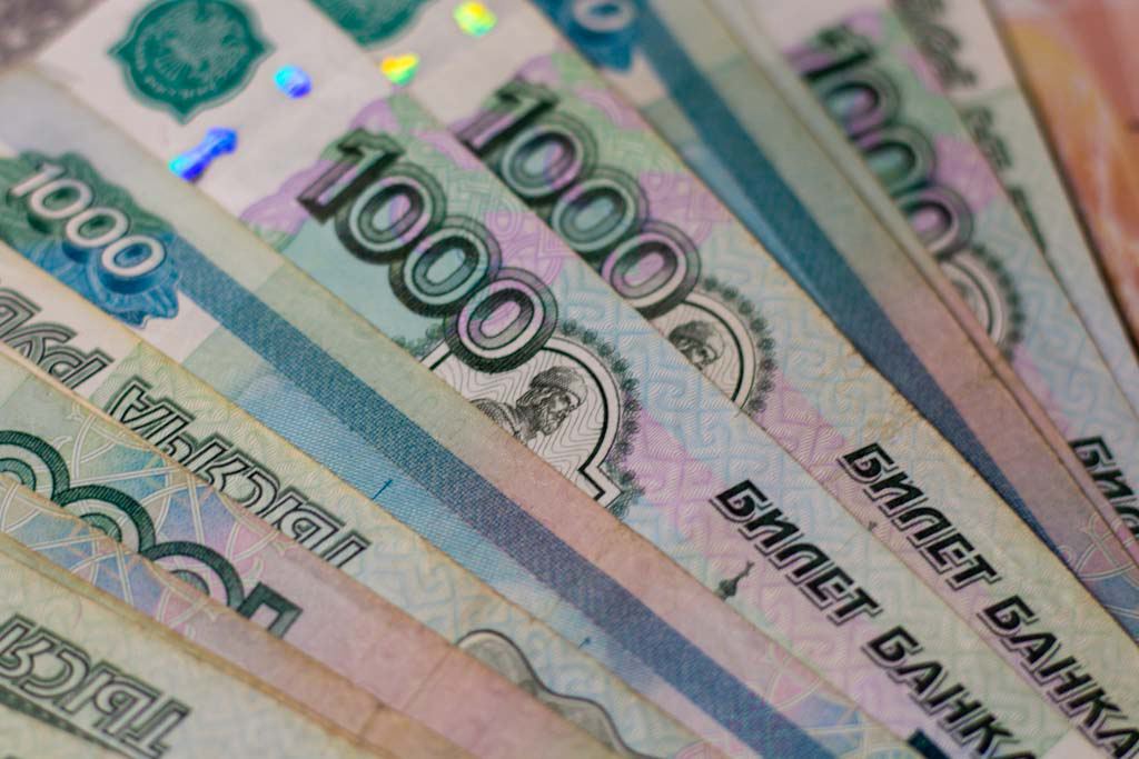 Названы самые высокооплачиваемые рабочие профессии в России Самыми высокооплачиваемыми рабочими специалистами в начале 2026 года оказались сварщики Медиана предлагаемых зарплат в вакансиях этих сотрудников составила свыше 267 тысяч рублей На втором месте расположились электромонтажники с зарплатой 160 тысяч рублей а на третьем машинисты и монтажники с заработной платой в 146 9 тысяч рублей