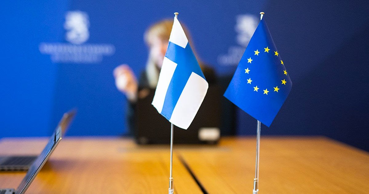 Еврокомиссия грозит Финляндии штрафами за превышение дефицита бюджета В отношении Финляндии может быть запущена процедура чрезмерного дефицита С такой рекомендацией выступила Еврокомиссия сообщает DW Хельсинки превысили установленный порог ЕС в 3 ВВП в 2025 году дефицит ожидается на уровне 4 5 в 2026 м 4 в 2027 м около 3 9 Власти страны объясняют ситуацию ростом оборонных расходов после вступления в НАТО однако Брюссель считает что военная оговорка не покрывает весь разрыв Аналогичный механизм уже применяли к Финляндии после кризиса 2008 года Правительство страны ждёт январских рекомендаций ЕС и готовится представить отчёт о принимаемых мерах Подпишись на primulinmd