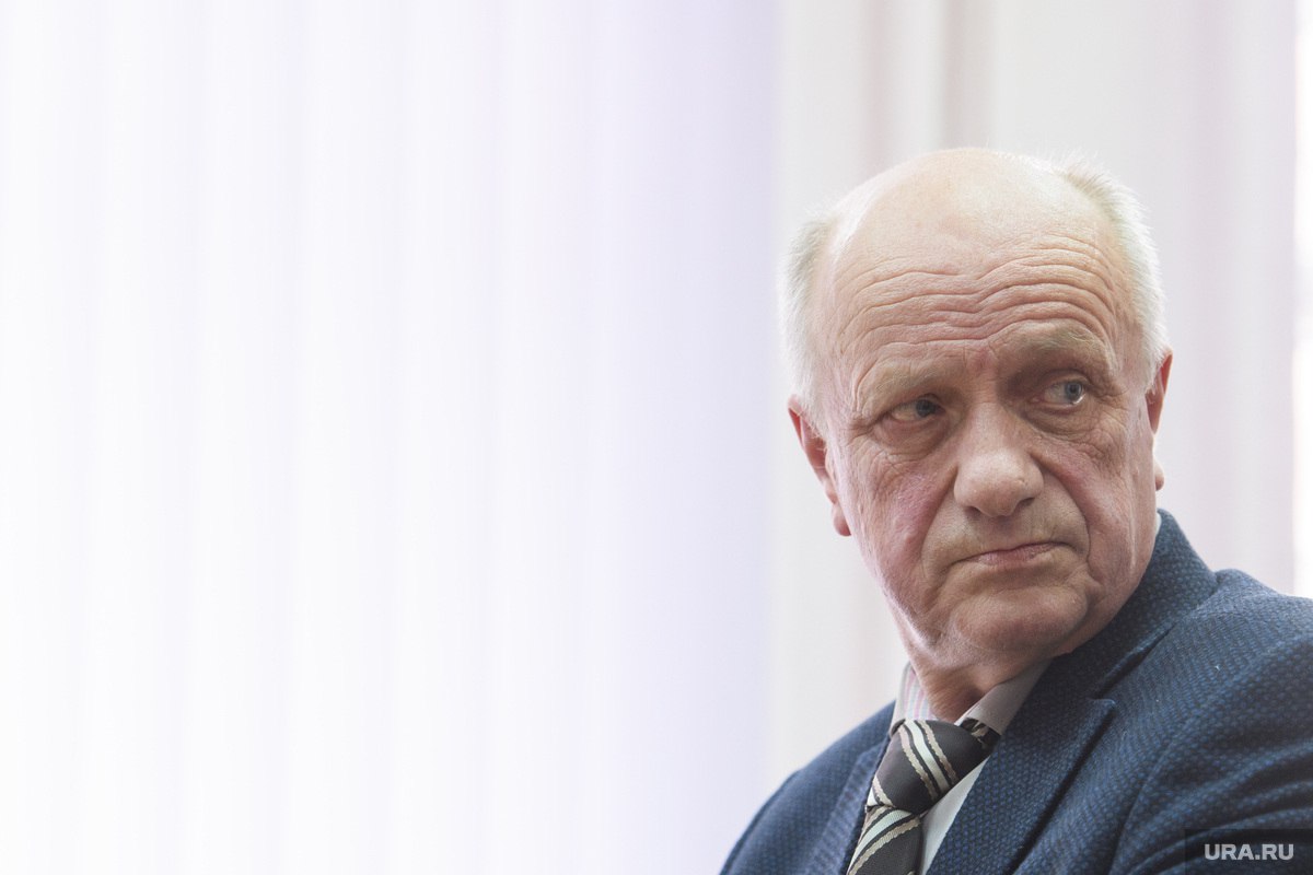 К избранию Паслера свердловским губернатором подключают премьера эпохи Росселя. Руководивший кабмином в 1996-2007 годах Воробьев сейчас трудится в структуре ГК «Ренова» возглавит штаб общественной поддержки Паслера. Врио главы региона очень его уважает, называет наставником. «Мы пересекались с ним на разных этапах наших жизней и дружим до сих пор. Очень ценю, что всегда могу и обратиться к нему за советом, и позвонить просто так поговорить. Это мудрейший человек, который отлично знает нашу Свердловскую область, каждую ее территорию», – отметил Паслер в своем первом предвыборном интервью. Главный политический канал Урала