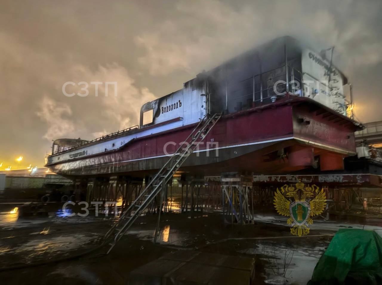 В Невском районе издали был заметен серьезный пожар Выяснилось что горело судно отправленное на зимовку Речь идет о прогулочном катере Столичный 1 Санкт Петербургская транспортная прокуратура устанавливает обстоятельства Пожар быстро потушили Прокуратура проводит проверку исполнения законодательства о безопасности эксплуатации водного транспорта и соблюдения противопожарных требований Северо Западная транспортная прокуратура Читай нас в MAX Подпишись на Комсомольскую правду СПб