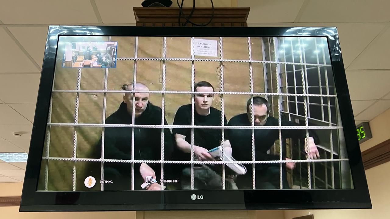 Суд отказался ужесточать приговоры адвокатам Навального Владимирский областной суд отказался ужесточать приговоры защитникам Алексея Навального Алексею Липцеру Вадиму Кобзеву и Игорю Сергунину Об этом сообщает корреспондент Медиазоны из зала суда Прокуратура требовала ужесточить срок Вадиму Кобзеву с 5 5 лет до 5 лет и 8 месяцев колонии Алексею Липцеру с 5 до 5 лет и 6 месяцев колонии и Игорю Сергунину с 3 5 до 4 лет Суд также переформулировал запрет на профессиональную деятельность на запрет именно адвокатской деятельности и постановил снизить ограничение свободы после основного срока Прокурорка Ирина Колотилова просила исключить смягчающее обстоятельство в случае Вадима Кобзева и Алексея Липцера тяжелое материальное положение семьи До ареста Вадим Кобзев воспитывал трех несовершеннолетних детей Алексей Липцер рассказал сегодня в суде о жене с малолетним ребенком на руках и кредите на восьмизначную сумму который он взял до ареста Признавшему вину Игорю Сергунину Колотилова требовала ужесточить наказание потому что все доказательства были собраны и без признательных показаний Сергунина в условиях очевидности Фото Медиазона Ваша регулярная поддержка позволяет нам выжить и говорить о том что происходит в России donate zona media