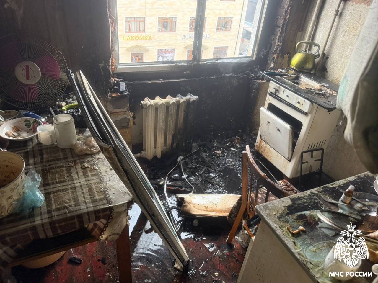В Беслане эвакуировали 15 человек из- за пожара в многоквартирном доме  На улице Мира в квартире на пятом этаже многоквартирного дома произошло возгорание. Пожар заметили соседи.   Прибывшие на место происшествия огнеборцы в ходе разведки выяснили, что горит помещение кухни. Пожарные ликвидировали горение на площади 40 квадратных метров.   Пострадавших нет. Эвакуированы 15 человек.  Причину пожара установят дознаватели МЧС России.