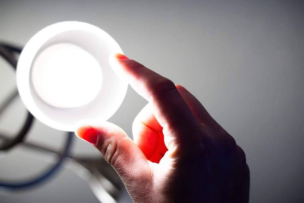 Все светодиодные лампы в России оказались браком Роскачество проверило светодиодные лампы и признало браком все 20 популярных марок из российских магазинов Среди них Hesler Smartbuy Feron Космос Gauss Navigator Osram и даже продукция Ашана Все образцы не дотянули до нормы по коэффициенту мощности Проверить лампу можно самостоятельно за минуту достаточно снять её на видео включённой Если на записи заметны мерцание и пульсация лампа некачественная и может вредить зрению