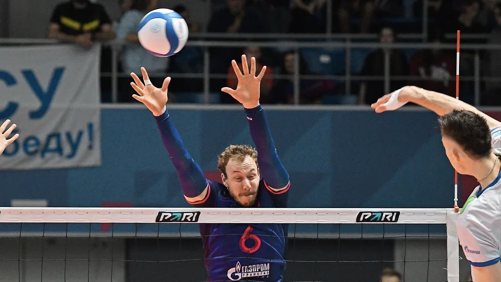 Бельгийский доигровщик новосибирского Локомотива Сэм Деру пройдет курс химиотерапии Лечение было назначено после планового осмотра который выявил у титулованного волейболиста онкологическое заболевание В Локомотив бельгиец перешел в мае этого года не раз становился лучшим в команде по количеству набранных за матч очков Артемий Шуматов Коммерсантъ  Подписывайтесь на Ъ Сибирь