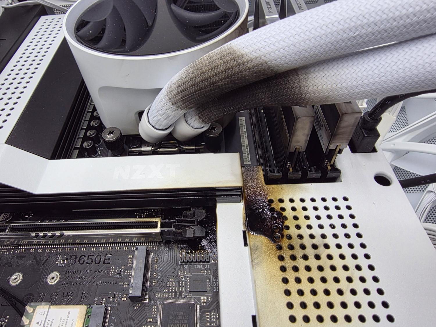 GeForce RTX 5090 AMP Extreme от Zotac сгорела во время игры в Battlefield 6 Кратко: Видеокарта GeForce RTX 5090 от Zotac AMP Extreme загорелась во время игры, повредив другие компоненты компьютера. Владелец связывает это с андервольтом и возможным коротким замыканием в подсистеме питания. Пользователи в сети отмечают проблемы с высоким напряжением и ненадежностью RTX 5090, а также критикуют отказ NVIDIA от балансировки токовой нагрузки, что, по мнению экспертов, увеличивает риск подобных сбоев. Полная версия