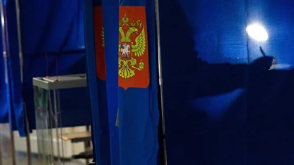 ЦИК подтвердил факт двойного голосования в Липецкой области Рабочая группа при Центральной избирательной комиссии ЦИК России подтвердила случай неоднократного получения бюллетеня в ходе единого дня голосования в сентябре в Липецкой области Об этом сообщил ТАСС В ходе мониторинга сообщений СМИ комиссия рассматривала два инцидента Было установлено что в Липецкой области гражданин проголосовал сначала по собственному паспорту затем по документу знакомой В Орловской области напротив выяснили что избиратель легитимно заменил испорченный бюллетень По решению территориальной комиссии 296 бюллетеней на участке были признаны недействительными а сам избиратель и член участковой комиссии допустившая нарушение оштрафованы отметил член рабочей группы ЦИК Антон Лопатин цитата по ТАСС Фото Марина Молдавская Коммерсантъ Подписывайтесь на Ъ Черноземье