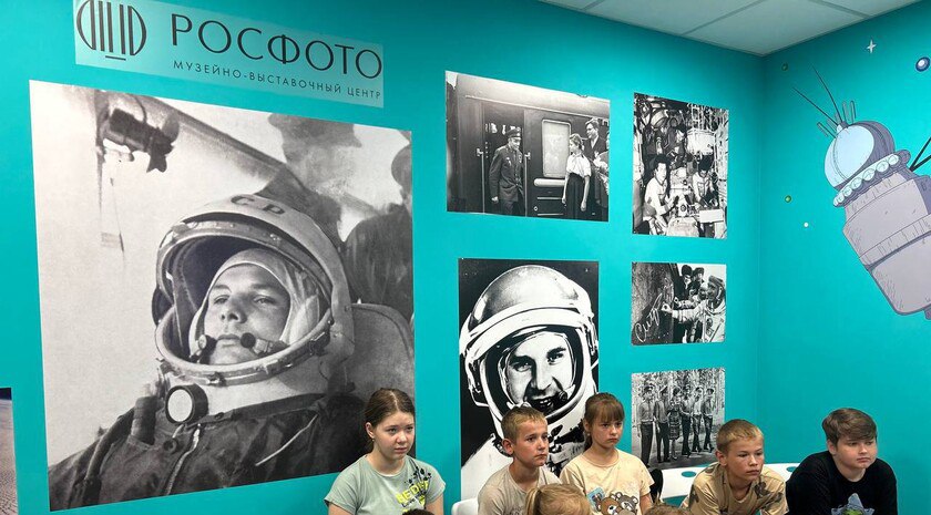 В Запорожской области открыли девятый детский центр Центр открыт в Приморском краеведческом музее. Торжественная церемония открытия прошла ко Дню защиты детей. «В оформлении центра, разработанном специалистами Росфото, использована тема освоения космоса. Дизайнеров вдохновили подвиги советских космонавтов. Кроме того, музей подготовил проект „Мечты о звездах“, рассказывающий об истории отечественной космонавтики», — сообщила пресс-служба Минкультуры Запорожской области. Фото: телеграм-канал Минкультуры Запорожской области #ЗАНмолодежка , VK и ОК и читайте новости на нашем сайте