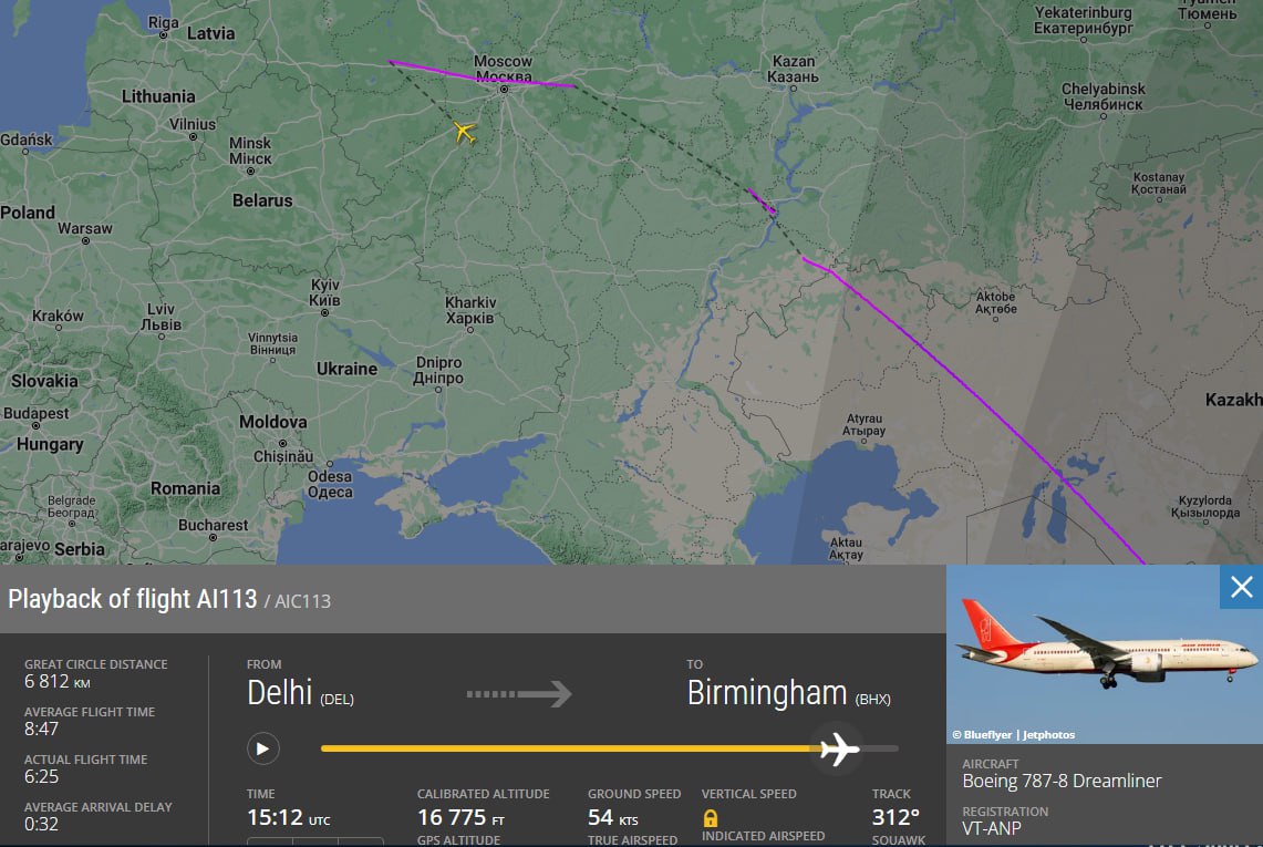 Индийский самолет вынужденно сел в Шереметьево из-за отказа автопилота и автомата тяги.   Вчера вечером столичный аэропорт с синим кодом тревоги встречал Boeing 787-800 Dreamliner  VT-ANP  авиакомпании Air India, который был вынужден прервать выполнение рейса AIC113 по маршруту Дели  DEL  — Бирмингем  BHX  .   На борту лайнера находились 258 пассажиров и 17 членов экипажа. Около 18:00 в 80 км юго-западнее г. Ржева Тверской области пилоты вышли на связь с диспетчерами и сообщили о невозможности выдерживать интервал вертикального эшелонирования в связи с отказом двух автопилотов и автоматов тяги. Экипаж запросил векторение и принял решение о посадке на запасном аэродроме в Шереметьево  SVO .    Через 40 минут борт благополучно приземлился в Москве, и инженерно-технический персонал «А-Техникс» приступил к устранению неисправностей. Спустя пять часов, после проведения необходимых работ, Dreamliner продолжил свой путь до Великобритании.