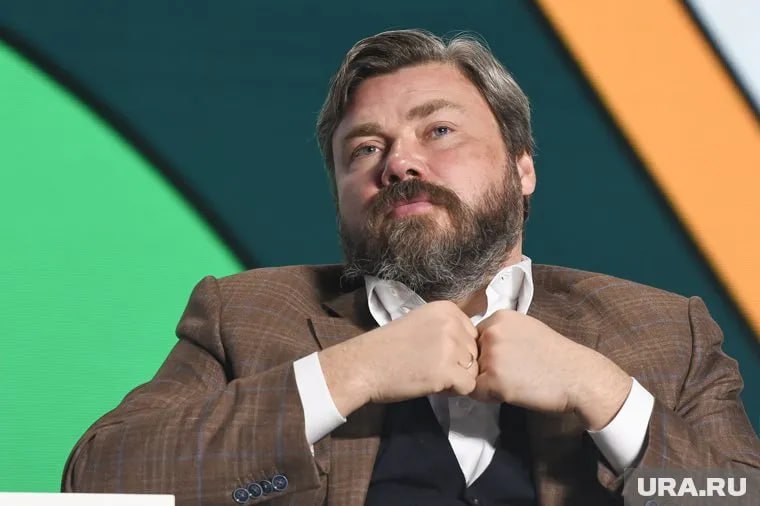 «Рожайте детей вместо пенсий»: Малофеев предложил отменить выплаты для россиян младше 30 лет  Константин Малофеев, известный предприниматель и общественный деятель, выступил с радикальной инициативой: полностью отменить пенсии для тех, кто родился после 1995 года. По его мнению, это заставит молодых россиян активнее заводить детей, которые и станут их «социальным обеспечением» в старости.  «Пусть сами решают — копить или рожать» В своём Telegram-канале Малофеев заявил:  «Почему бы не объявить, что пенсионные взносы в Социальный фонд прекратят собирать через 10 лет, а граждан, например, начиная с 1995 года рождения, не ждёт государственная пенсия вообще? Уже собранные с их зарплаты пенсионные поборы будут перечислены им назад. Соответственно, пусть сами в свои 30 лет решают, копить им деньги или рожать детей, которые не оставят их в старости».  «В царской России пенсии были не для всех» Малофеев напомнил, что до революции пенсии получал лишь узкий круг лиц, а после всеобщего уравнивания прав рождаемость упала. По его словам, государственные пенсии «заменили» детей — советская и постсоветская политика привели к тому, что нынешние пенсионеры «не имеют детей», потому что их агитировали жить то ради комсомольских строек, то ради личного комфорта.  При этом он подчеркнул, что отменять пенсии нынешним получателям «нечестно» — они уже не смогут исправить свою «малодетность».  Источник  Поддержать канал