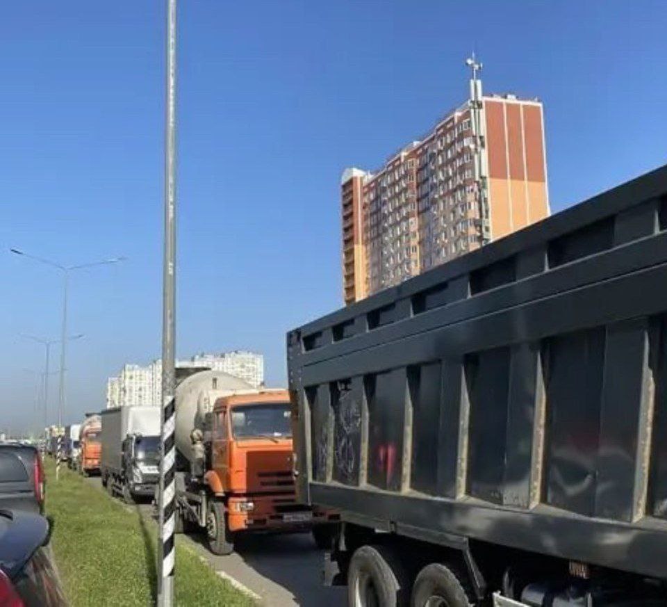 Ростове запретят остановку и стоянку грузовиков в Левенцовке Заполонили брошенные фуры и многотонные прицепы и обочины 339-й Стрелковой дивизии. Водители грузовиков игнорируют запрещающие знаки и создают помехи для других водителей. Эвакуировать фуру практически нереально из-за её габаритов — этим и пользуются водители большегрузов. Согласно правилам дорожного движения, нарушителям грозит штраф в 500 рублей или же при оплате в 20-дневный срок — 250 рублей. По всей видимости, эти суммы незначительны как для водителей большегрузов, так и для инспекторов УГИБДД, которые не спешат выписывать штрафы. На встрече с редакторами СМИ глава Ростова Александр Скрябин сообщал, что выписку штрафов большегрузам, которые передвигаются по городу, приостановили, а часть камер перевели в тестовый режим до 1 октября. Новости №1 в Ростове Прислать новость/фото