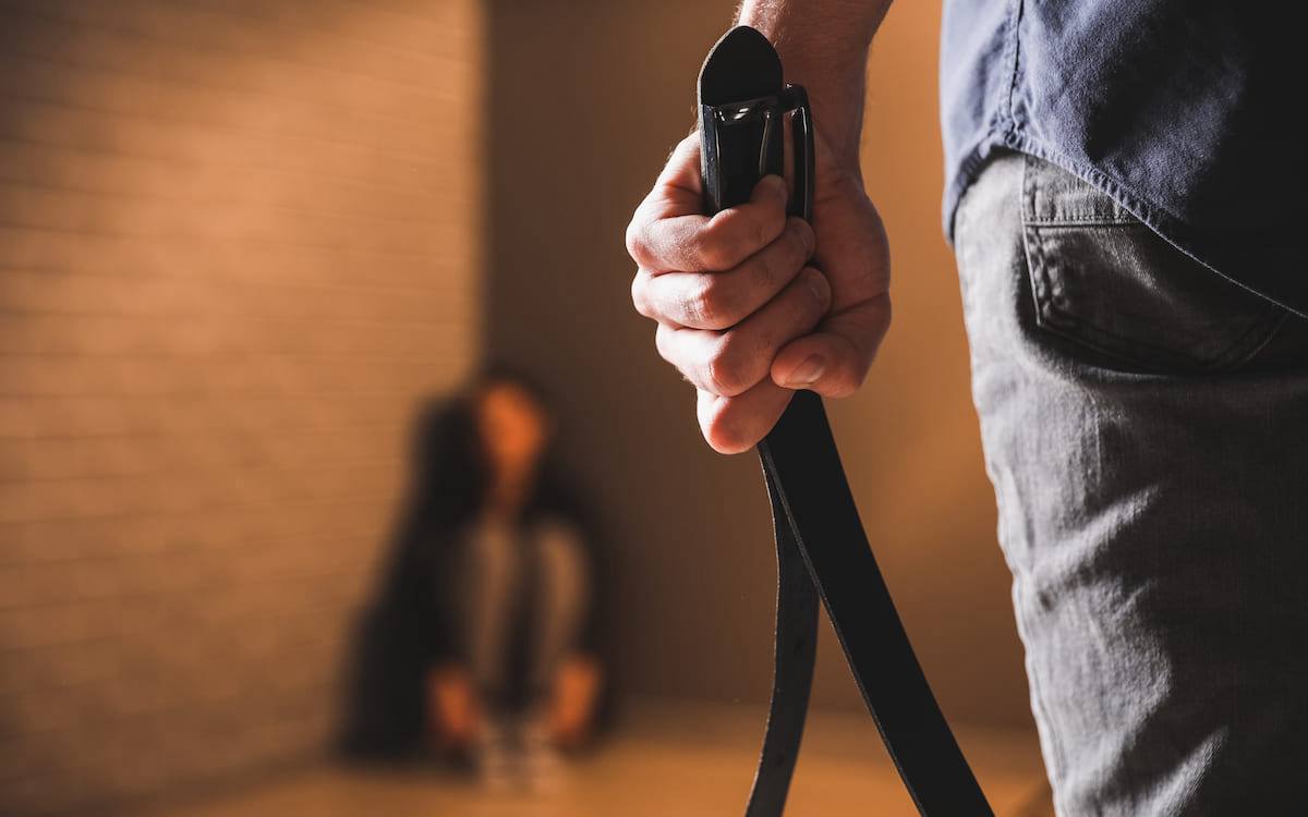 В Приморье будут судить родителей, которые на протяжении 6 лет истязали своего сына — ребёнок получил переломы рёбер, ожоги и побои Супруги истязали своего ребёнка 2012 года рождения. Они обвиняются в истязании, умышленном причинении вреда здоровью, а также ненадлежащее исполнение обязанностей по воспитанию. По версии следствия, супруги длительное время с 2019 по 2025 года причиняли физические и психические страдания своему ребёнку - родному сыну женщине и пасынку её мужа. Систематически они наносили ему побои и издевались. В результате их действий ребёнок получил переломы рёбер, ожоги и побои. Ребёнок находится в реабилитационном детском учреждении, с ним работают психологи. После рассмотрения уголовного дела по существу будет решаться вопрос о лишении матери родительских прав. Админу