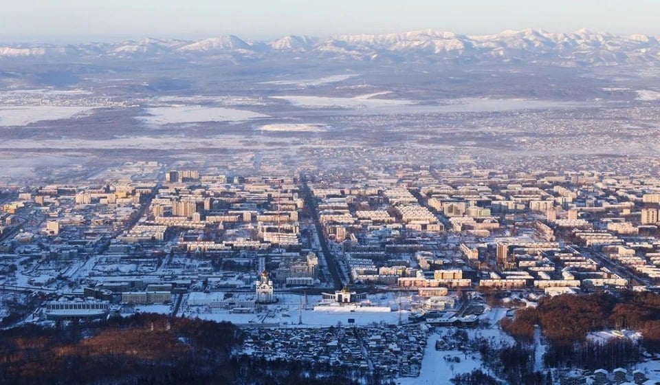 В выходные дни циклон принесет на юг Сахалина снег  Как сообщили в Сахгидрометцентре, в предстоящие выходные дни, субботу и воскресенье. на севере Сахалина местами прогнозируется небольшой снег. Температура воздуха в темное время суток опустится до -14…-19°, в долинах будет морозно до -25…-30°, а днём воздух прогреется 10…-15°.  На юге острова в субботу, 21 декабря, и ночью 22 декабря местами будет идти небольшой снег. Температура в темное время суток будет в пределах -9…-14°, в долинах температура воздуха опустится до -20°, днем столбик термометра будет показывать -4…-9°. Днем в воскресенье, 22 декабря, юг острова окажется под влиянием слабой циклонической деятельности, царящей над островом Хоккайдо, которая принесет долгожданный снег и незначительное повышение дневной температуры, заверили сахалинские синоптики.  Подробный прогноз погоды на выходные на Сахалине и Курилах читайте на сайте.