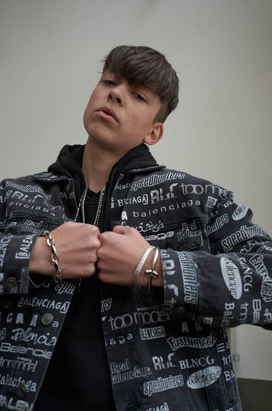 Губернатор Камчатки отменил концерт поп рэпера Платона запланированный на День матери Владимир Солодов пояснил что творчество артиста не соответствует традиционным российским ценностям и является неуместным в текущих реалиях Решение было принято после многочисленных обращений жителей региона Собирались на концерт да нет кто это Подписаться Предложка Чат