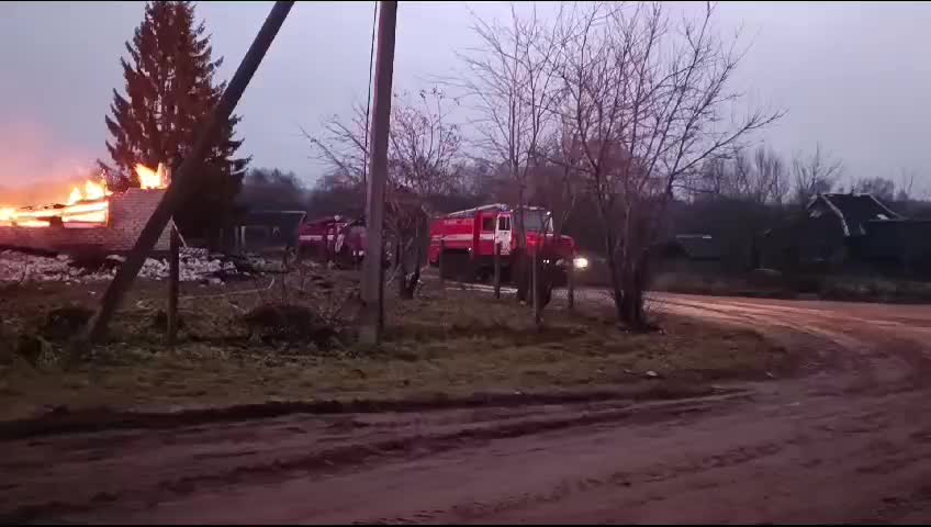 Спасатели ликвидируют возгорание в жилом доме и школе в регионе