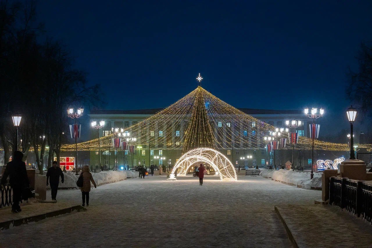 Огни на главной ёлке Великого Новгорода зажгут 21 декабря  Новгородская дирекция по организации праздников рассказала о программе зажжения новогодней ёлки на площади Победы-Софийской.  Мероприятие состоится 21 декабря в 18:00. Детей и взрослых будут ждать ждут герои любимых мультфильмов, сказочное путешествие и волшебство символа нового года, а также настоящие новогодние чудеса от Снегурочки и Деда Мороза.