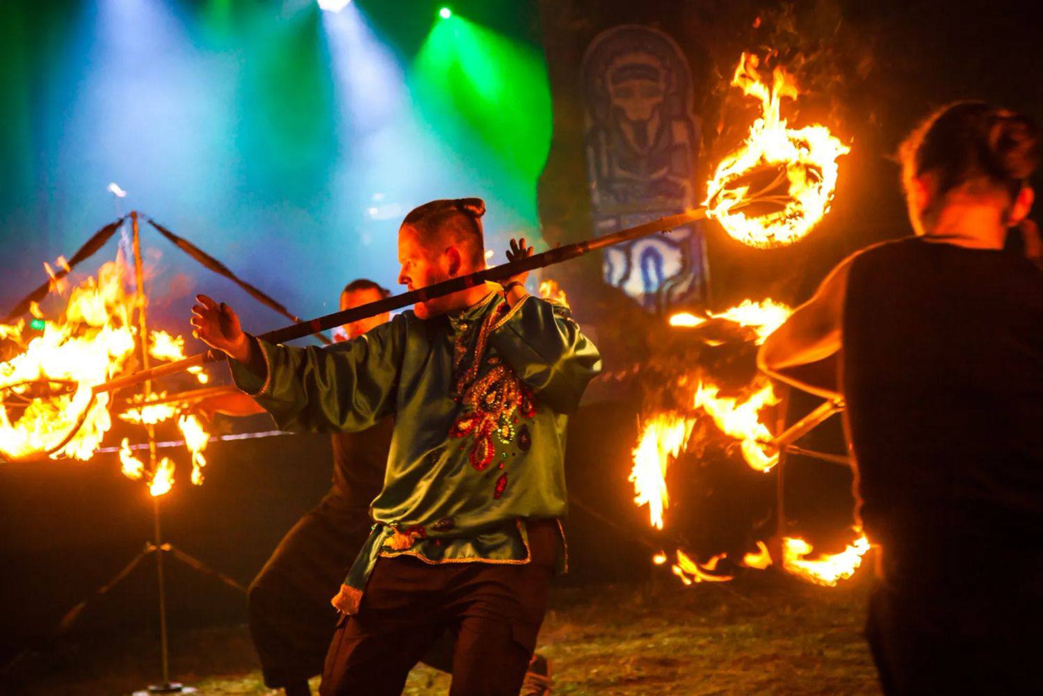 50 ожогов тела получил факир в центре Петербурга после нападения местной жительницы ЧП произошло во время коммерческого заказа на Большой Морской улице Местная жительница учуяв запах гари выбежала во двор дома и пнула чашу с горящей жидкостью От действий женщины загорелись волосы у зрителя сейчас у него есть ожоги на голове На этом действия агрессивной женщины не закончились и она пнула вторую чашу с горящей жидкостью Тогда пламя объяло уже артиста фаер шоу Антона Гуро Он находится в реанимационном отделении больницы с ожогами 50 тела Вполне возможно что ему придется пережить операцию по пересадке кожи Нападавшую женщину задержали до приезда полиции Позднее её доставили в отделение правоохранительных органов TodaySPb   Новости GradSPb   Места СПб