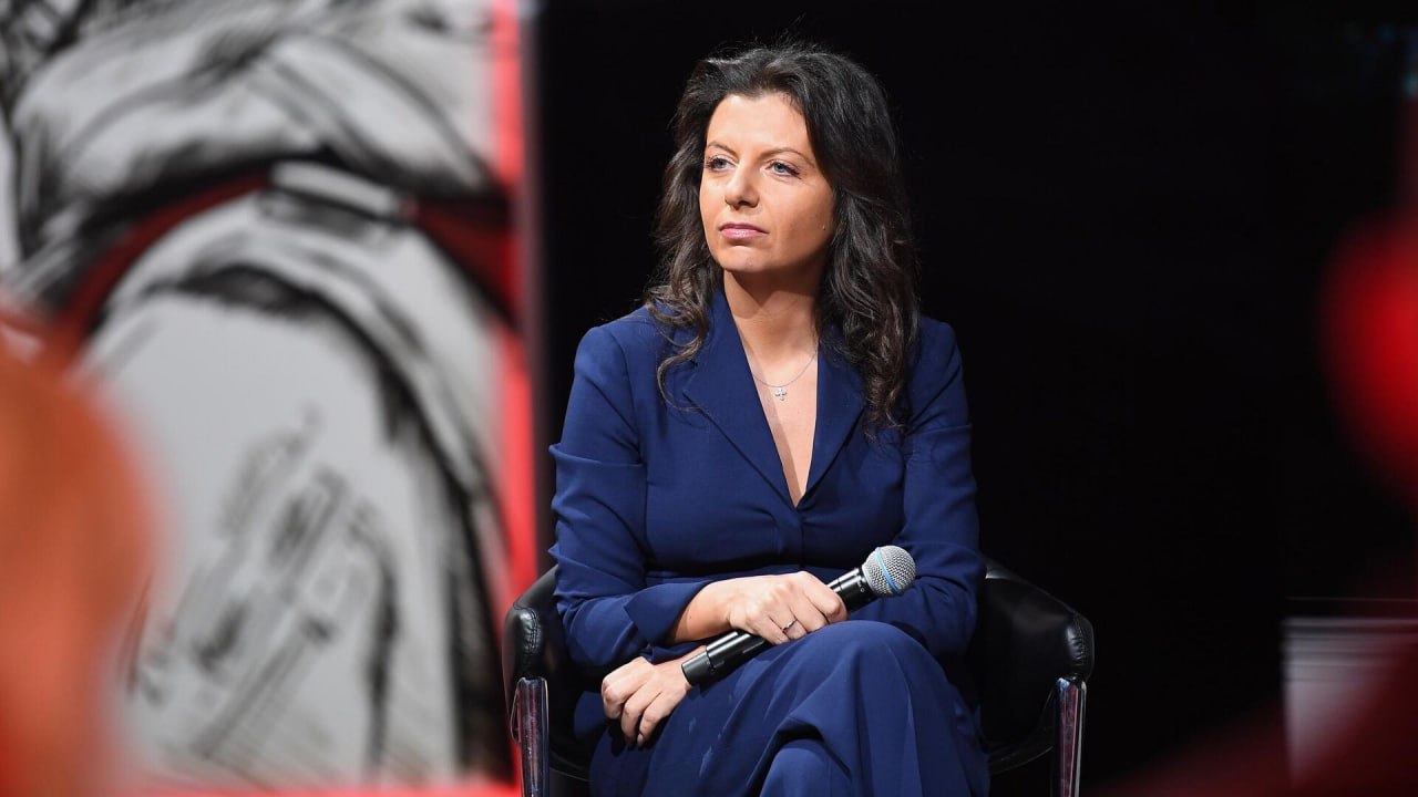 Маргарита Симоньян сообщила что проходит лечение от рака Главный редактор RT подчеркнула в своем ТГ канале что хорошего мало Ее супруг и ведущий Тигран Кеосаян до сих пор остается в коме а она продолжает борьбу с онкологией Написала бы с удовольствием что у меня все хорошо но стараюсь никогда не врать Тигран по прежнему в коме а я прохожу лечение от рака Что уж тут хорошего Скоро увидите меня в париках Будем вместе выбирать какой больше подходит Ранее она сообщала что перенесла операцию Подписаться на truekpru Читать нас в MAX