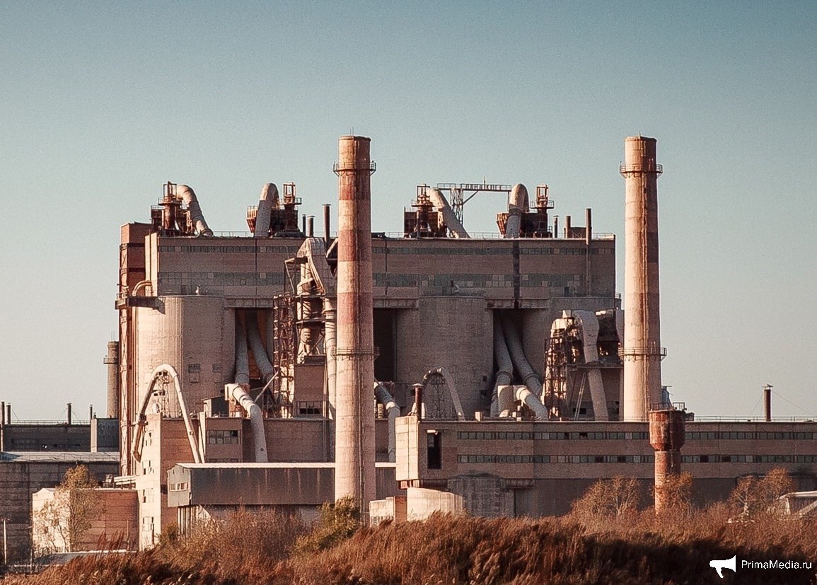 Холдинг Востокцемент включающий в себя в том числе крупнейший за Уралом цементный завод Спасскцемент может перейти под контроль Министерства обороны РФ и будет передан в управление ППК Военно строительная компания На базе Востокцемента планируется создать кластер по производству строительных материалов и строительству По данным источников ИА PrimaMedia в пятницу 6 февраля на рабочее место в Приморье прибыл назначенный собственником новый генеральный директор Востокцемента Борис Зимин Андрей Пушкарёв занимавший эту должность с июня 2023 года остаётся в компании в должности заместителя генерального директора По инсайдерской информации смена вертикали власти не повлечёт за собой изменений в стратегии развития предприятия коллектив будет сохранён заработные платы останутся на прежнем уровне все социальные гарантии также сохраняются Подписывайтесь на PrimaMediaBiz