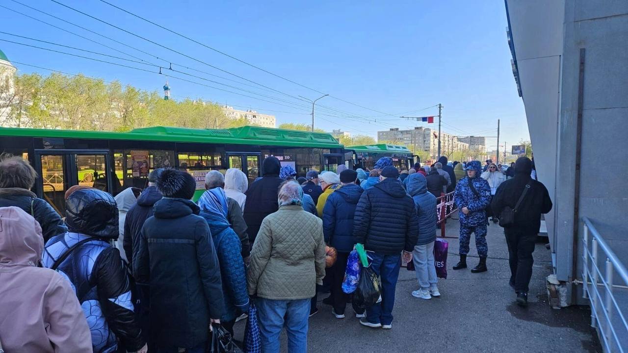 В Оренбурге вопрос с общественным транспортом продолжает стоять остро. Если даже по городу добраться из пункта А в пункт Б не просто, то что уж и говорить о дачных маршрутах. В соцсетях горожане жалуются на работу маршрута №79, который курсирует по точкам «Челюскинцев — с /о Гелиевого завода». По словам людей, автобусы постоянно ломаются, на линии их не дождаться, причем диспетчер утверждает, будто транспорт ходит. — Когда-нибудь 79 маршрут начнет работать в дачный сезон, выполнять все четыре оставшихся рейса в день по расписанию. Но пока он только ломается в аккурат перед дождем в п. Ленина 03.06.25 и не выходит на линию. В диспетчерской говорят, якобы автобус ходит, только не доходит до пассажиров. Водитель грубит и говорит, если диспетчер обещает, что 79 на линии, то пусть сама и едет. Уехать с дачи теперь возможно только на 179, который не вмещает всех желающих, — возмущаются жители.