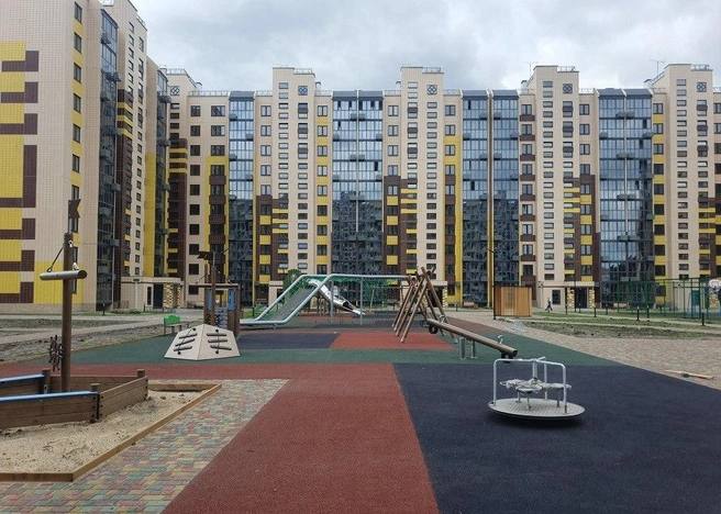 В ЖК «Сады Наука» сдали многоэтажку, но квартиры там купить нельзя. ⏺В доме 11 этажей, в том числе один подземный. Однушек — 140, двушек — 129, 69 — трешек. В отделе продаж ГК «Стройбетон» рассказали, что купить жилье в доме на Тюленина пока не получится. ⏺В ближайшее время организация будет оформлять права собственности. Старт продаж предварительно назначен на конец июля или начало августа. Стоимость жилья также пока неизвестна. По данным «Циан», квартиры в другом доме этого ЖК на проспекте Королева стоят от 5,37 до 11,22 миллиона рублей. ⏹