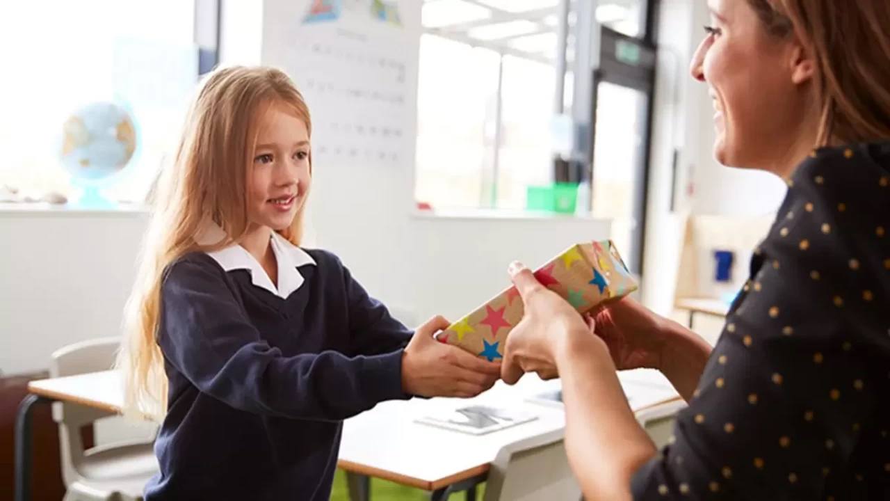 Лимит в 3 000 на подарки учителям могут пересмотреть Минпросвещения России готово обсудить изменение действующего лимита стоимости подарков для педагогов установленного сейчас на уровне 3 000 рублей Такой предел действует в соответствии с Гражданским кодексом РФ чтобы отличать обычные знаки внимания от попытки оказать влияние но многие считают его устаревшим из за роста цен Однако по мнению парламентариев эта норма была уместна в начале 2000 х годов когда впервые вводилась а сегодня уже не отражает экономических реалий Минпросвещения указало что пересмотр возможен при положительном заключении антикоррупционной экспертизы и с учётом экономической ситуации Кубанские Новости   Мы в MAX