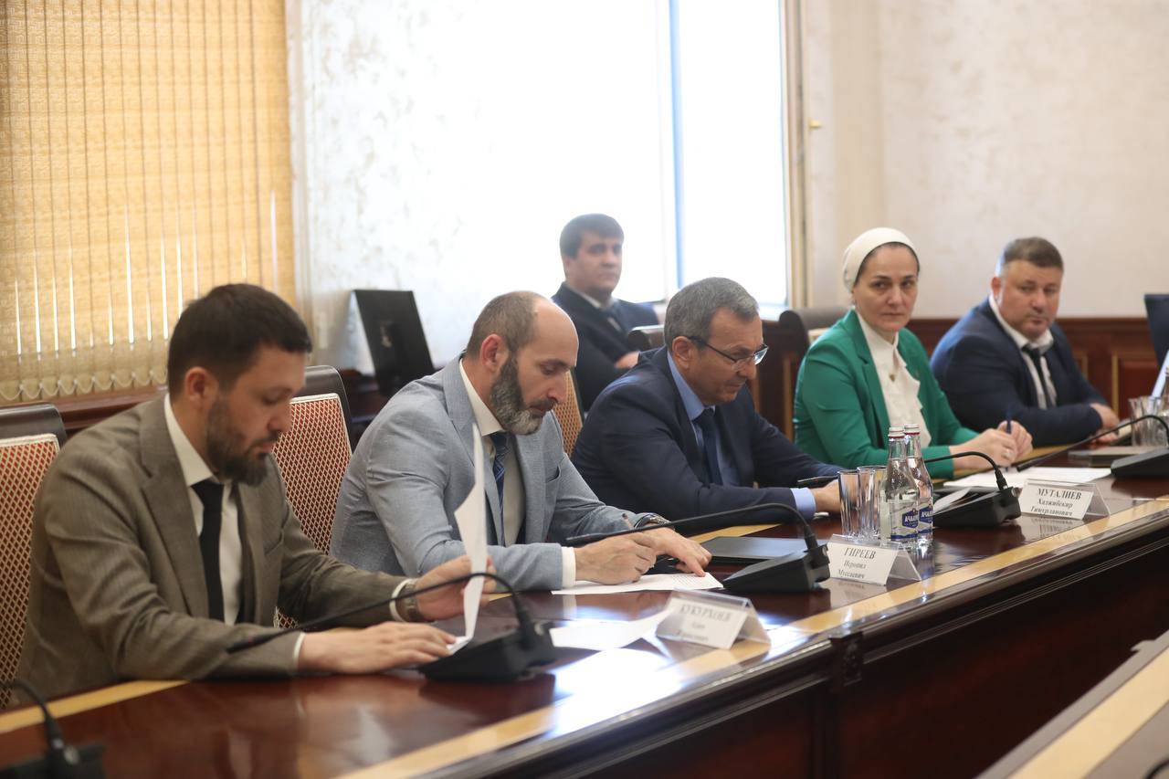 Сегодня под руководством Полномочного представителя Президента РФ в СКФО Юрия Яковлевича Чайки прошло важное заседание, посвященное вопросам снижения неформальной занятости и легализации трудовых отношений в округе. Обсуждались меры по борьбе с «теневой» заработной платой и погашению задолженностей перед работниками. Хорошая новость для Ингушетии: наша работа получила положительную оценку, особенно отмечен высокий процент 8,4% по округу оформления трудовых договоров с выявленными работниками. Это подтверждает эффективность нашего комплексного подхода, сочетающего контроль, активную разъяснительную работу с населением и бизнесом, помощь через мобильные центры занятости и, главное, фокус на создании новых легальных рабочих мест в малом и среднем бизнесе совместно с предпринимателями. По задолженностям по заработной плате у нас отмечается снижение, хотя вопрос с автотранспортным предприятием требует дальнейшего решения. Наша задача – активизировать работу муниципальных комиссий. Будем приглашать на заседания работодателей с рисками невыплаты МРОТ, и продолжим развивать меры поддержки для легализации и создания рабочих мест. Эта работа напрямую влияет на благосостояние каждой семьи и экономику республики.